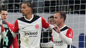 Mario Götze (r) schoss in seinem 100. Pflichtspiel die Führung für Eintracht Frankfurt gegen Werder Bremen.