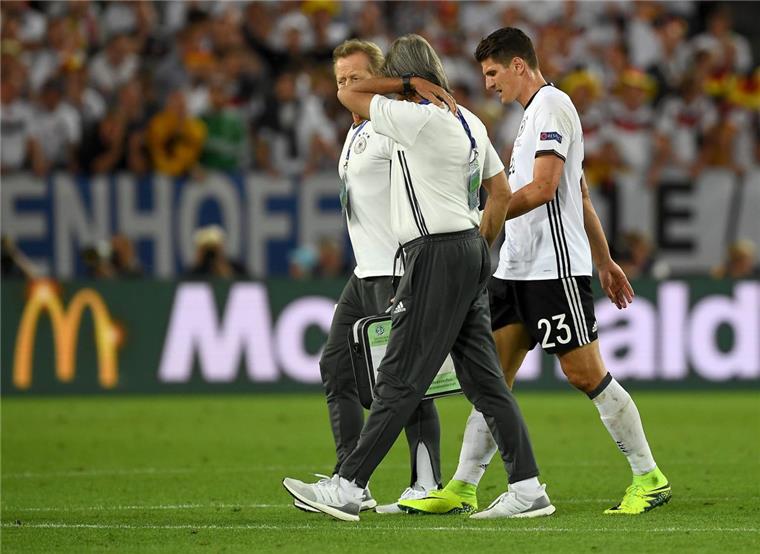 Sieg teuer bezahlt: Für Gomez ist die EM in Frankreich beendet Mario Gomez wird von Mannschaftsarzt Hans-Wilhelm Müller-Wohlfahrt vom Feld geführt.