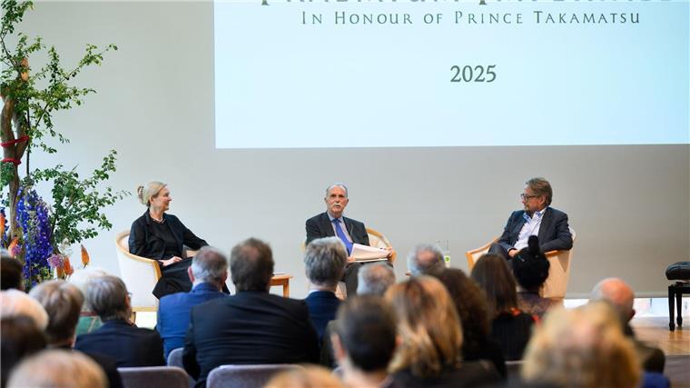 Künstlerin Marina Abramović erhält Praemium Imperiale Marion Ackermann, Präsidentin der Stiftung Preußischer Kulturbesitz, Klaus-Dieter Lehmann, ehemaliger Präsident des Goethe-Instituts, und Heinrich Wefing (l-r), Ressortleiter Politik bei „Die Zeit“, sitzen bei der Bekanntgabe der diesjährigen Gewinner der Auszeichnung „Praemium Imperiale“ auf dem Podium.