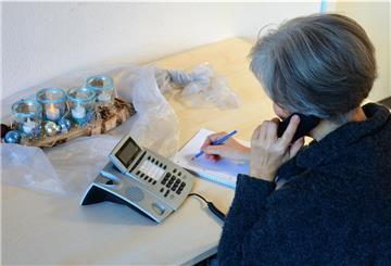Eine Frau telefoniert.