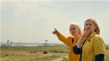 Marita (Johanna Gastdorf, r) und Natalie (Merle Wasmuth) betrachten das Abbaugebiet in einer Szene aus „Eher fliegen hier UFOs“.