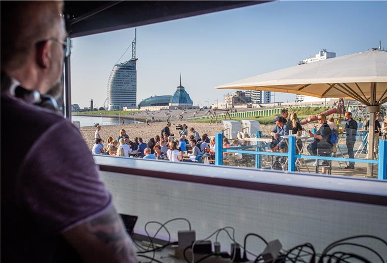 Maritime Tage: DJ Rob Hardt und die erste große Party Maritime Tage in Bremerhaven 2021. Sandbank am Weserstrandbad mit Musik von DJ Rob Hardt.