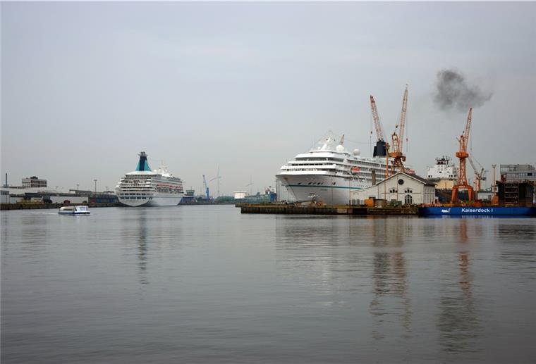 Bremerhaven: Keine Sail, aber viel Maritimes Maritimes hat Bremerhaven am laufenden Meter zu bieten. Eine Hafenrundfahrt lohnt sich immer - mit dem Schiff, im Hafenbus oder auch mit dem eigenen Wagen. Vom Parkplatz an der Geo-Plate-Straße hat man man einen tollen Blick auf die Trockendocks der Lloydwerft.