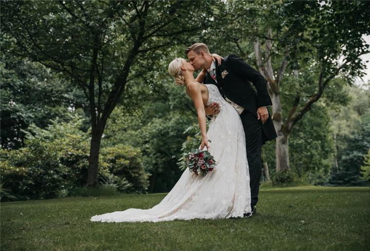 Hier gibt es alles für die eigene Hochzeit Marius Beer-Morck bei seiner eigenen Hochzeit mit Vanessa Beer.