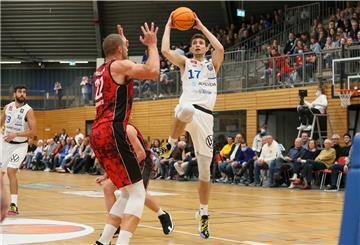 Marius Behr (rechts) wirft im Heimspiel gegen die Giants Leverkusen auf den Korb. Der Dorumer spielt seit 2019 bei den VfL Astrostars Bochum.