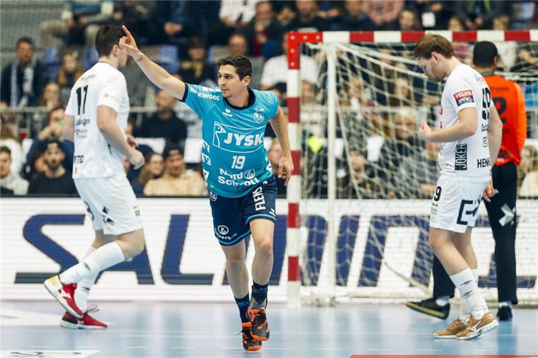 Champions League: Flensburgs Handballer im Achtelfinale Marius Steinhauser (vorn) war mit sieben Toren bester Werfer der SG Flensburg-Handewitt