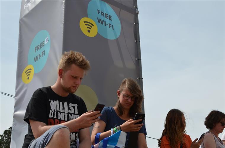 WLAN auf dem Deichbrand: Ganz ohne Smartphone geht es nicht Marius und Lisa aus Osnabrück nutzen gern das WLAN-Angebot auf dem Green Camp vom Deichbrand. Aber nur auf der "Durchreise".