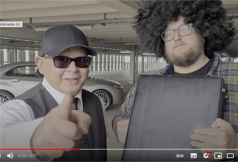 Zwei Männer in einem Gebäude.