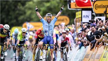 Mark Cavendish bejubelt seinen Etappensieg.
