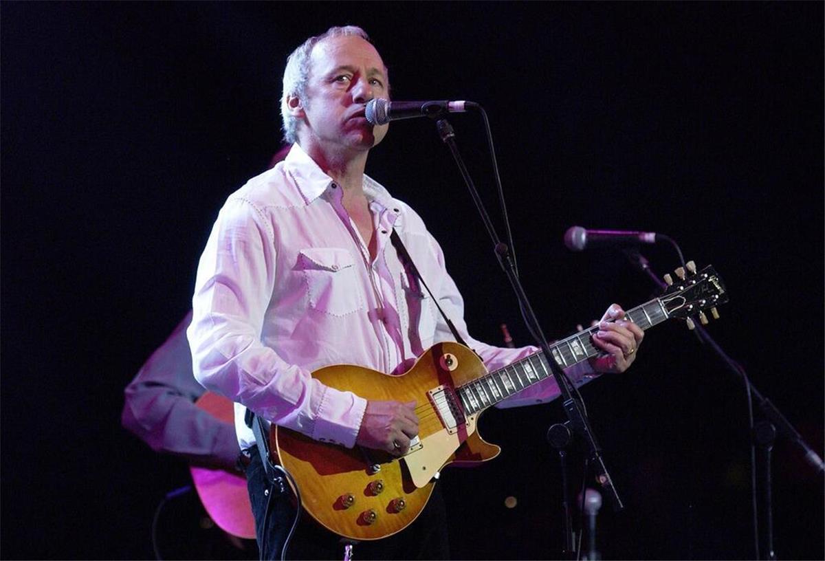 „Ruhm ist nur ein Abfallprodukt“ - Mark Knopfler feiert 75. Mark Knopfler bei einem Konzert im Jahr 2004. (Archivfoto)
