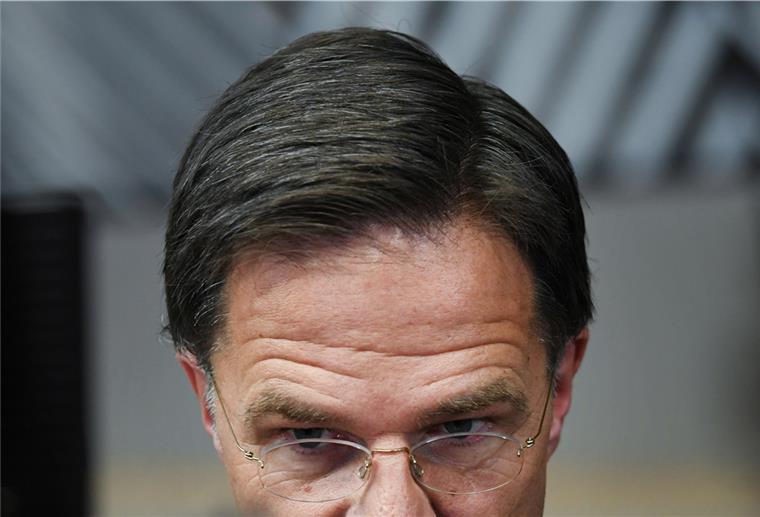 Corona-Schnitt oder Glatze? - Niederländische Politiker grübeln Mark Rutte, Premierminister der Niederlande, macht sich angesichts des Corona-Lockdowns Gedanken um seine Frisur.