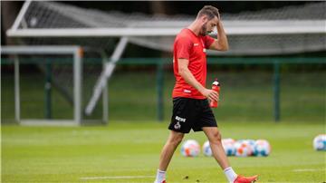 Mark Uth’s Comeback dauert nur fünf Minuten. Erneut verletzt sich der Stürmer. 