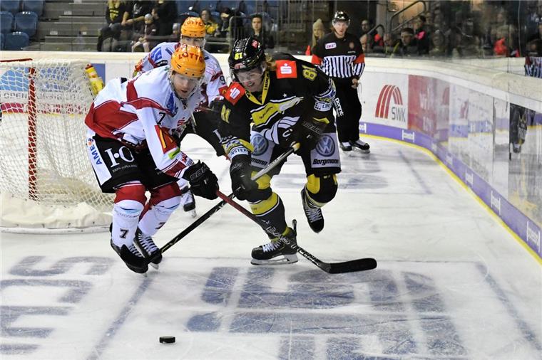 Mark Zengerle (links) von den Fischtown Pinguins im Zweikampf mit Krefelds Torsten Ankert. 