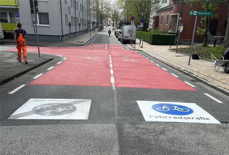 Markierungen kennzeichnen den Beginn bzw. das Ende der Fahrradstraße in der Keilstraße 