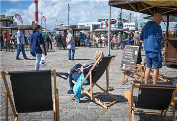 Markt im Hafen im Schaufenster Fischereihafen in Bremerhaven ist gestartet.
