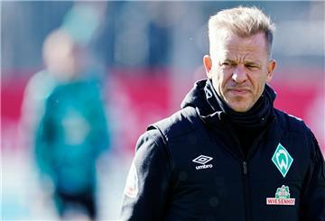 Bremens Trainer Markus Anfang geht übers Spielfeld