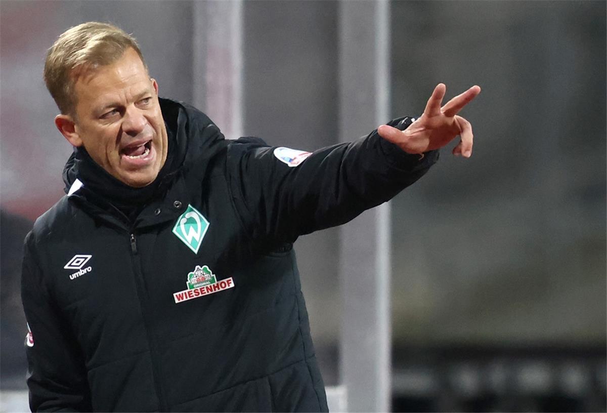 Fußball: 2. Bundesliga, 1. FC Nürnberg - Werder Bremen, 13. Spieltag im Max-Morlock-Stadion. Der Bremer Trainer Markus Anfang gestikuliert am Spielfeldrand.