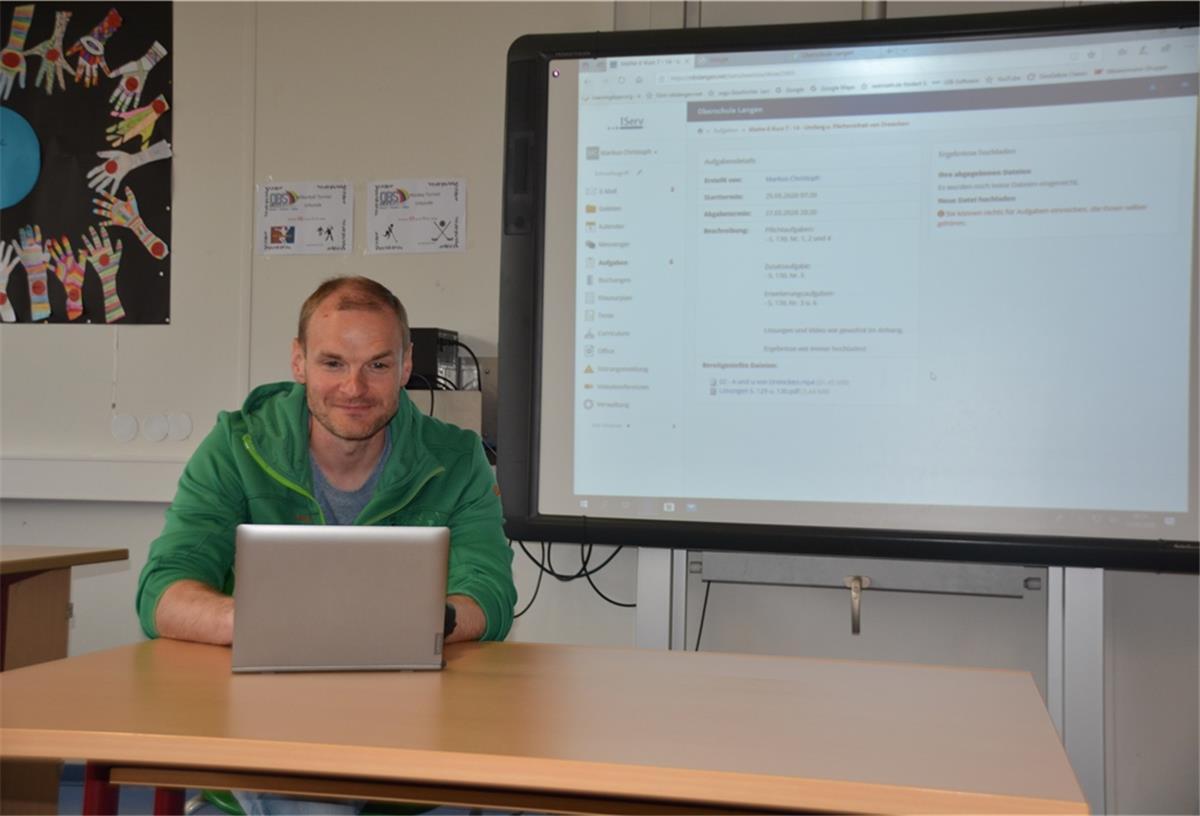 Markus Christoph, Klassenlehrer 7. Klasse OS Langen und Fachkoordinator für digitale Medien und Tabletklassen, demonstriert das Homeschooling. Über Tablets sind Lehrer und Schüler verbunden.