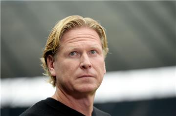 Markus Gisdol, Trainer des Hamburger SV, wechselte im zweiten Durchgang zwar schnell drei neue Spieler ein, ansehnlicher wurde die Vorstellung aber nicht, und zu Torchancen kamen die Gäste auch nicht.