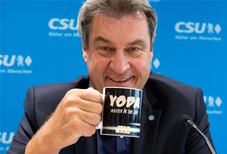 Söder grüßt zum Star-Wars-Tag Markus Söder - hier mit „Yoda“-Tasse auf einem Bild aus dem Jahr 2022 - hat zum Star-Wars-Tag gegrüßt. (Archivbild)