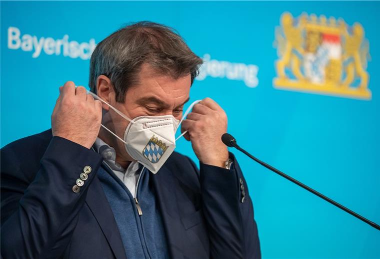 Bayern führt FFP2-Maskenpflicht ein Markus Söder macht es vor und zieht eine FFP2-Maske auf. In Bayern gelten erneut verschärfte Regeln zur Bekämpfung der Pandemie.