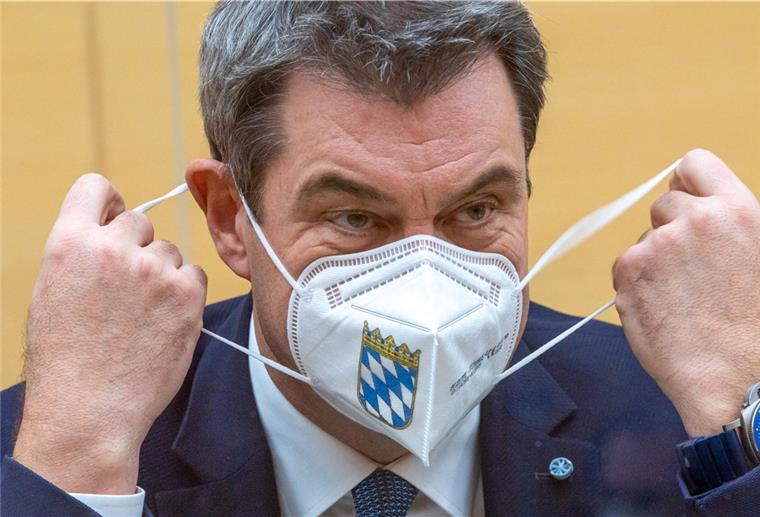 München: Markus Söder (CSU), Ministerpräsident von Bayern, nimmt während der Sitzung des bayerischen Landtags seine Mund-Nasen-Bedeckung ab.