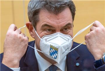 München: Markus Söder (CSU), Ministerpräsident von Bayern, nimmt während der Sitzung des bayerischen Landtags seine Mund-Nasen-Bedeckung ab.