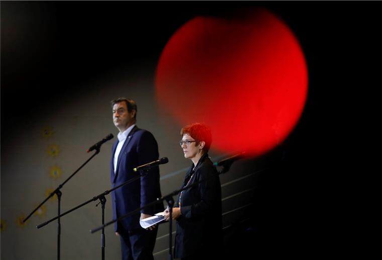 Koalition einigt sich bei Wahlrechtsreform und Corona-Paket Markus Söder und Annegret Kramp-Karrenbauer sprechen nach einem Treffen mit Bundeskanzlerin Merkel mit Journalisten.