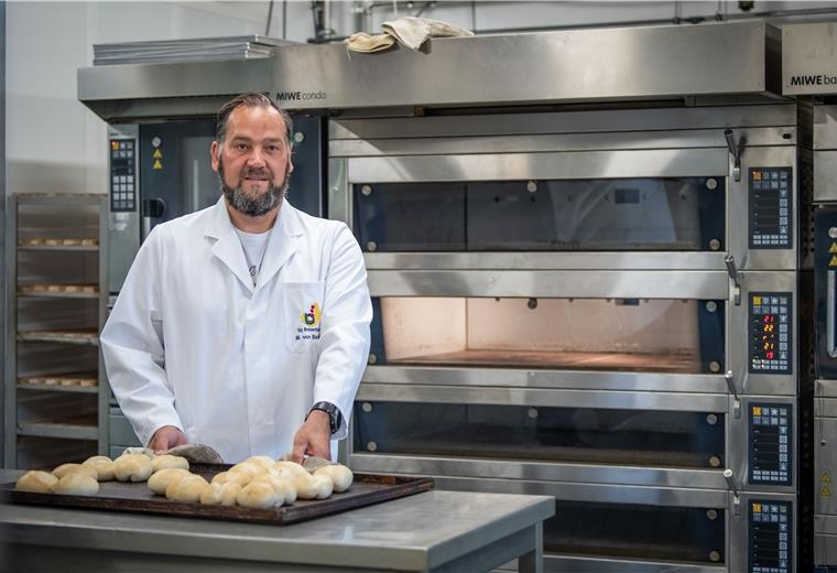 Brötchen dank
Wasserstoff-Technik Markus von Bargen vom ttz zeigt einen industriellen Ofen für Backwaren. In Zukunft könnte ein solches Modell mit Wasserstoff betrieben werden.