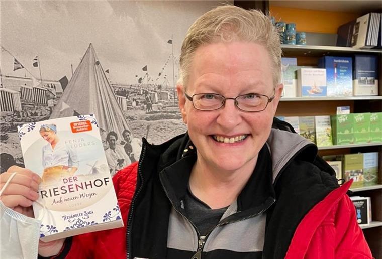 Lokalkolorit gefällt Leserinnen und Lesern in Nordenham Marlies Folkens, auch bekannt als Fenja Lüders, verkauft in der Buchhandlung v. Bestenbostel auch ihre jüngsten Werke gut. Foto: pr