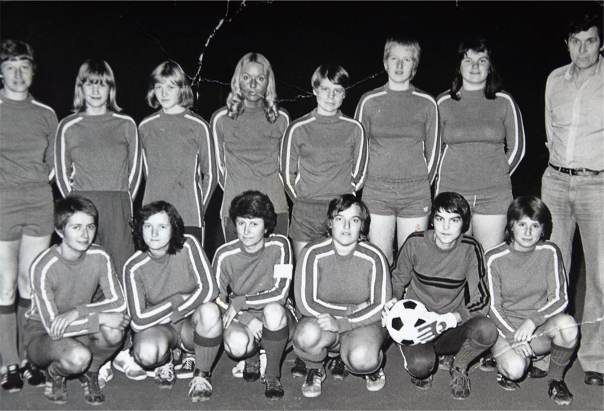 Einswarder Frohnaturen spielen Fußball Eine Frauenfußballmannschaft.