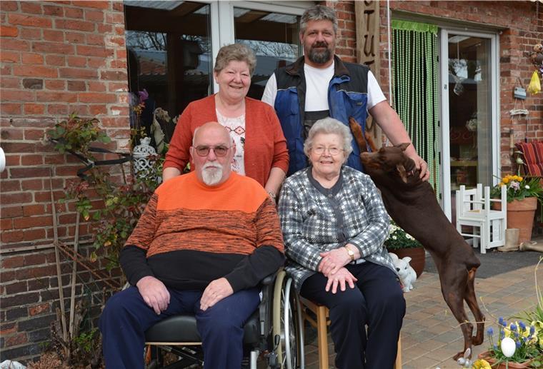 Land im Wandel: Hier leben alle unter einem Dach Marlies Stuthmann (hinten links) lebt mit ihrem Mann Detlef (vorne links), Mutter Herta und Sohn Thorsten sowie dessen Partnerin Franziska (nicht im Bild) auf dem Hof in Bramel. Hündin Kira gehört ebenfalls zur Familie.