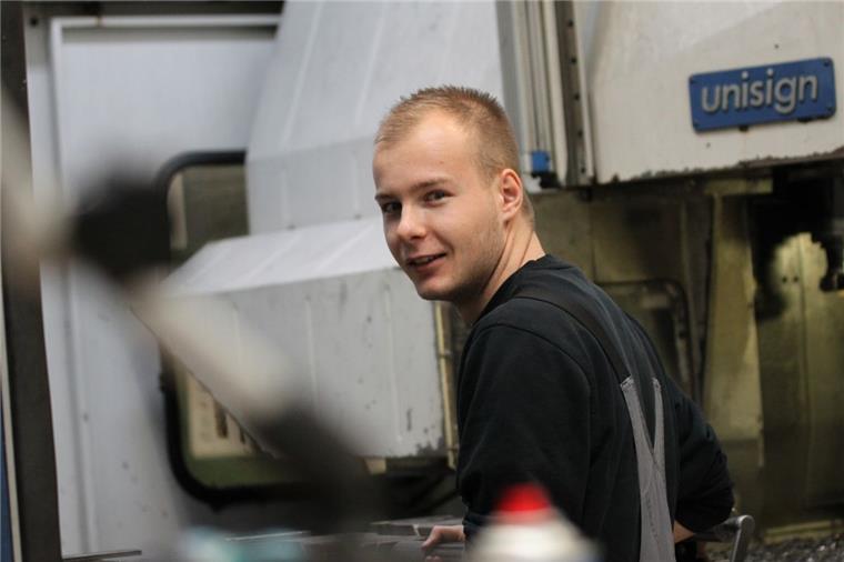 Tarmstedt: Marlon Moderow kennt die Erfolgsformel Marlon Moderow aus Kirchtimke steht an einer CNC-Fräsmaschine und passt ein Schraubteil für sein Werkstück an. Morgen Abend wird er auf der großen Bühne stehen und in Wiesbaden seine Auszeichnung als bester Feinwerkmechaniker Deutschlands entgegennehmen. Seit seiner Ausbildung arbeitet der 22-Jährige bei der Firma Stauch Metalltechnik in Tarmstedt.