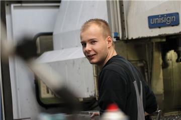 Marlon Moderow aus Kirchtimke steht an einer CNC-Fräsmaschine und passt ein Schraubteil für sein Werkstück an. Morgen Abend wird er auf der großen Bühne stehen und in Wiesbaden seine Auszeichnung als bester Feinwerkmechaniker Deutschlands entgegennehmen. Seit seiner Ausbildung arbeitet der 22-Jährige bei der Firma Stauch Metalltechnik in Tarmstedt.
