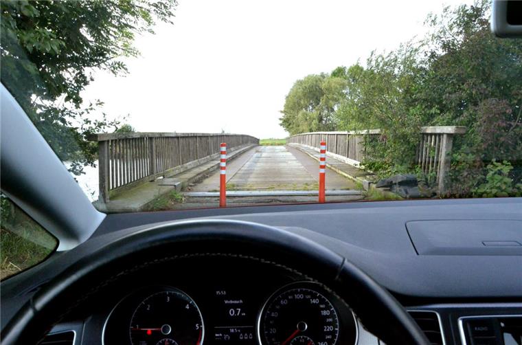 Loxstedt: Marode Brücke sorgt für Ärger Marode und seit Jahren für den Fahrzeugverkehr gesperrt ist die Brücke, die zwischen Büttel und Holte über die Lune führt. Eine Sanierung soll etwa 1,2 Millionen Euro kosten, für viele Mitglieder Politiker ist das zu viel Geld.