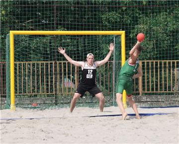 Marten Kuhlmann aus Bremerhaven spielt bei der Beachhandball-EM (U17)  im Tor der deutschen Nationalmannschaft. Foto: Nikoleit
