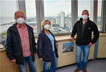 Martha Leitgeb besucht zum ersten Mal den Radarturm. Ihr Mann Peter (links) und Sohn Stefan begleiten sie.