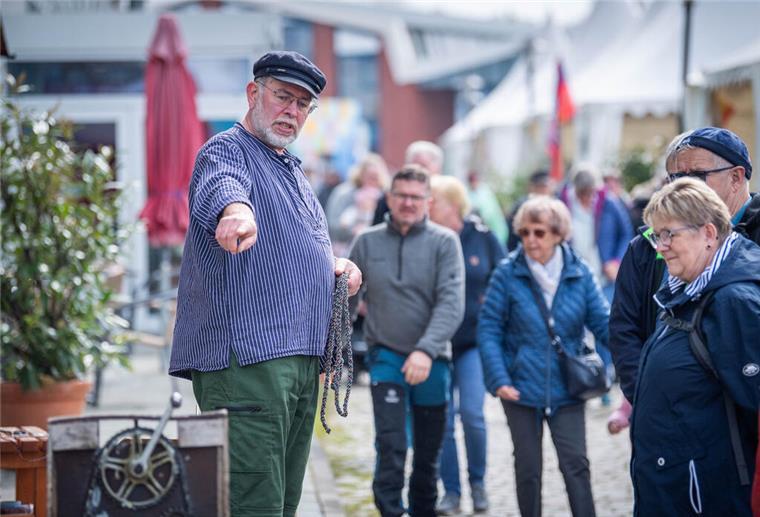 Ganz schön fischig! Bilder der Fischparty im Fischereihafen Bremerhaven Martin Dücker aus Hagen im Bremischen zeigt den Gästen, wie Seile und Taue von Hand hergestellt werden.