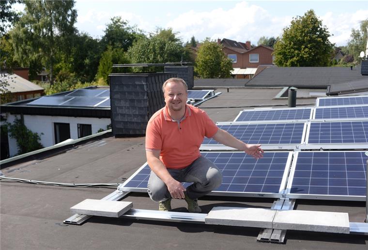 Martin Oster auf dem Dach seines Hauses mit der Photovoltaikanlage.