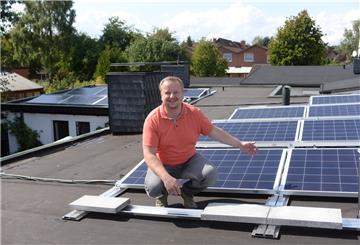 Martin Oster auf dem Dach seines Hauses mit der Photovoltaikanlage.