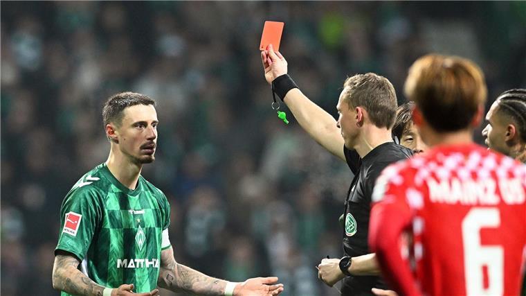 Bittencourt schimpft über Schiedsrichter: „Unter aller Sau“ Martin Petersen zeigt Werders Marco Friedl Gelb-Rot.