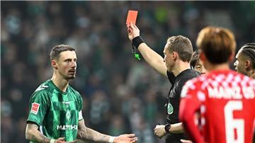 Martin Petersen zeigt Werders Marco Friedl Gelb-Rot.