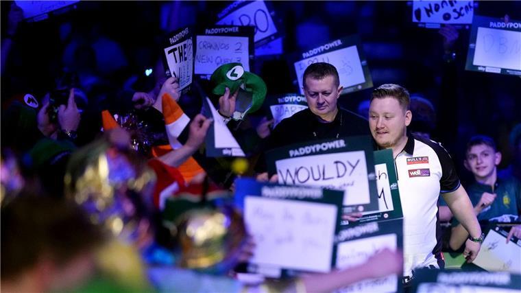 Ein Abziehbild: Schindlers Scheitern bei der Darts-WM Martin Schindler beim Walk-on im Alexandra Palace.