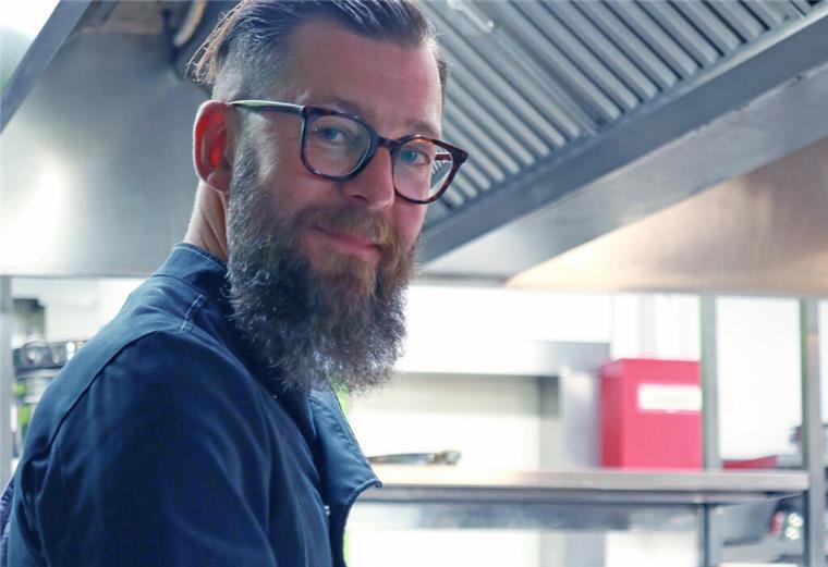 Restaurant WEINROT: Inspiration aus aller Welt Martin Seiffert beim Kochen