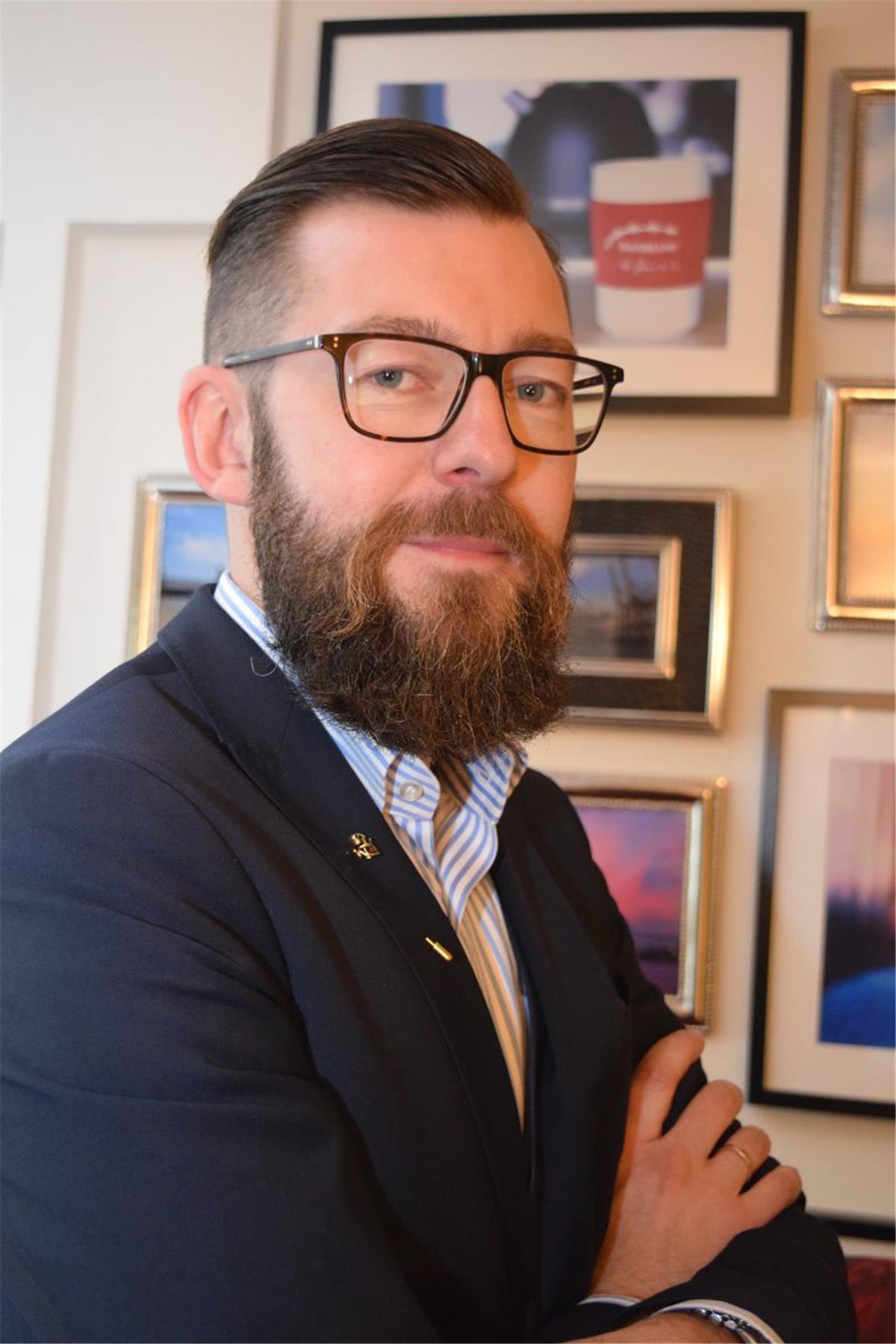 Der Hipster-Bart - ein Ausdruck männlicher Identität Martin Seiffert trägt seinen Vollbart als Symbol für eine Lebenseinstellung. Intensive Pflege und ein Bekenntnis zur Männlichkeit sind damit untrennbar verbunden.