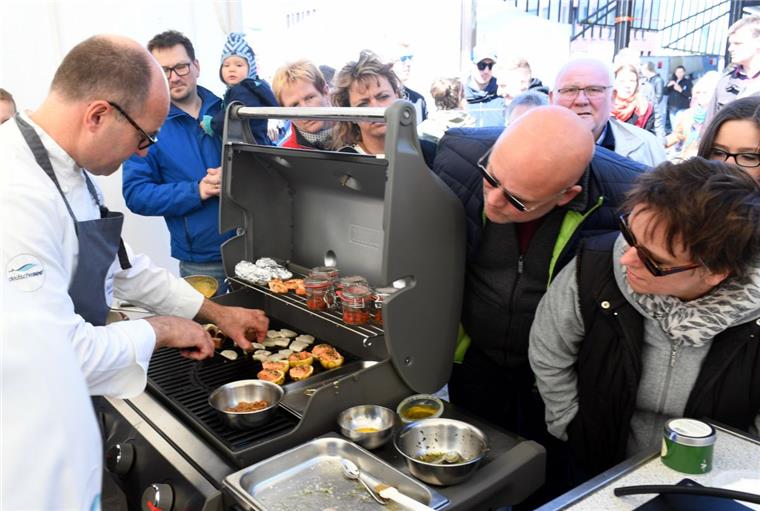 So gelingt der perfekte Fisch: Tipps von Profiköchen auf der Fischparty Martin Volkelt zeigt den Besuchern, wie ein Profikoch den perfekten Fisch grillt.