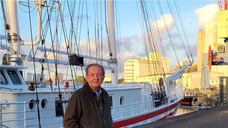 Warum Bestsellerautor Martin Walker so gern nach Brake kommt Martin Walker am Braker Binnenhafen. Er ist gern in Norddeutschland unterwegs. „Es ist so ganz anders als dort, wo ich lebe, und das ist interessant.“