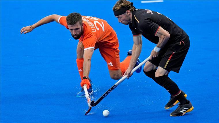 Hockey-Männer verlieren Olympia-Finale gegen Niederlande Martin Zwickler (r) im Zweikampf mit dem Niederländer Steijin Van Heijningen.
