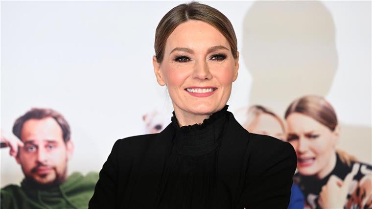 Martina Hill über Larissa: „Sie trägt das Herz auf der Zunge“ Martina Hill zeigt sich bei der Premiere des Films "Caveman" am Roten Teppich in der Astor Filmlounge im ARRI.