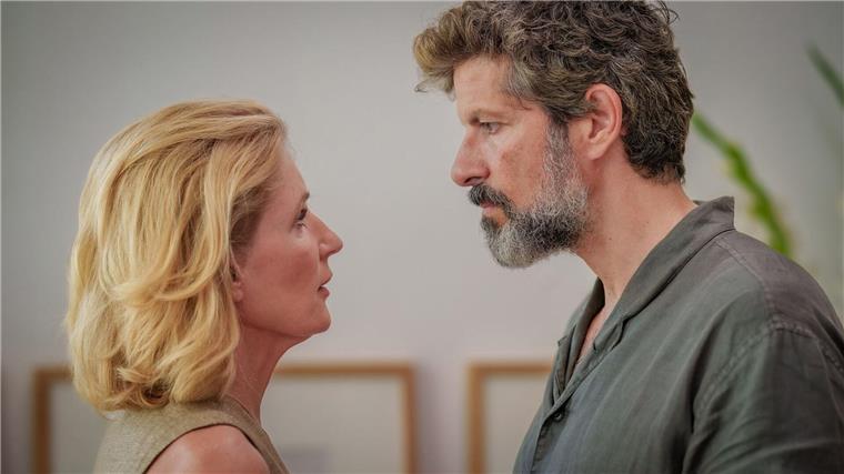 Vom Flirt zur Vergewaltigung: Der Film „Bis zur Wahrheit“ Martina (Maria Furtwängler) scheint verändert. Ehemann Andi (Pasquale Aleardi) ist misstrauisch.